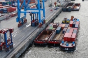 ​Přepravu kontejnerů v přístavu zajišťují stále více říční lodě