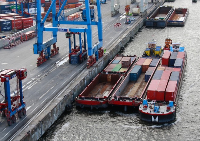 ​Přepravu kontejnerů v přístavu zajišťují stále více říční lodě
