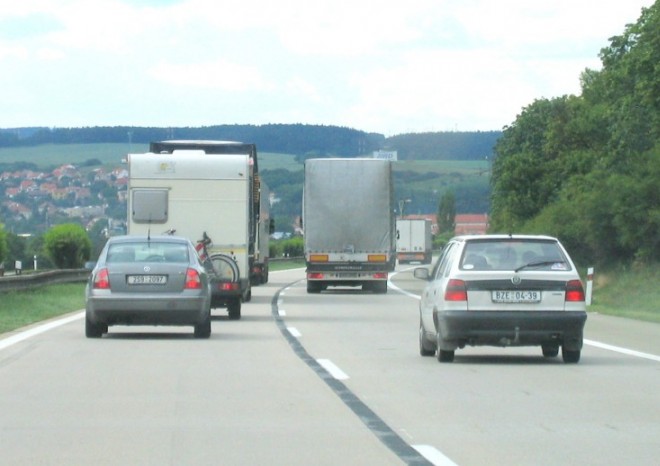 ​Na dálnici D1 platí od soboty 11. listopadu od 90. do 112. kilometru zákaz předjíždění kamionů