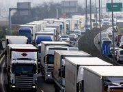 ​K zákazu jízdy kamionů v levém pruhu se vláda staví neutrálně