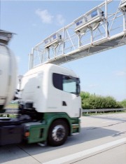 ​Řidičům kamionů a autobusů se usnadní práce – systém placení mýta v EU se zjednoduší
