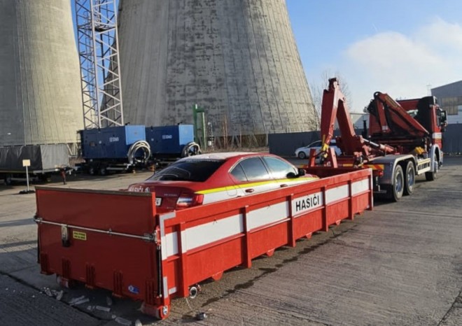 Hasiči jaderných elektráren Dukovany a Temelín dostali kontejnery pro hašení elektromobilů