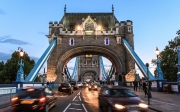 Británie zakáže prodej nových aut se spalovacími motory o pět let později