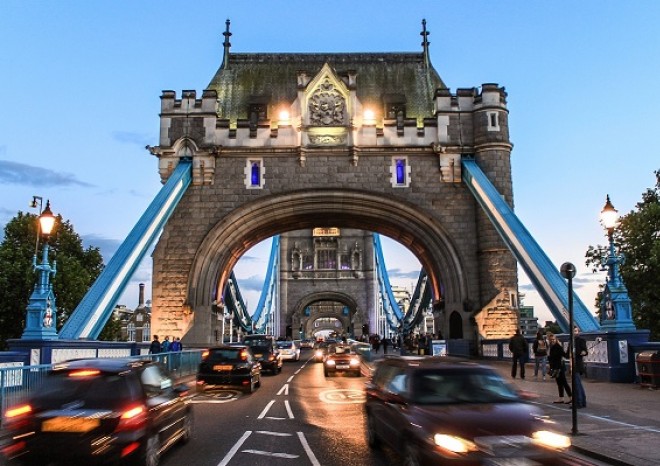 ​Británie zakáže prodej nových aut se spalovacími motory o pět let později
