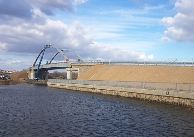 Na posledním novém mostě přes plavební kanál Vraňany-Hořín opět jezdí auta