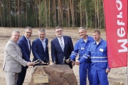 ČEPRO staví šest nových velkokapacitních nádrží na naftu a benzin v Hněvicích