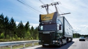 Na německé dálnici se nákladní auta dobíjejí za jízdy