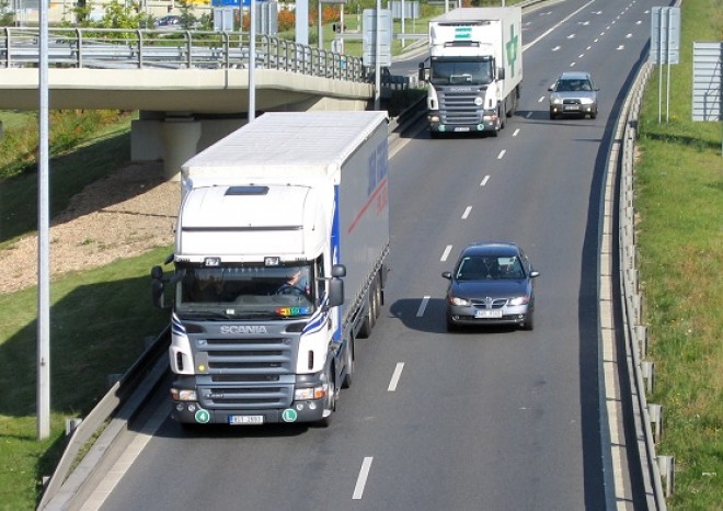 Česká kamionová doprava trpí přeregulovaností, přesto dopravci hodnotí vstup do EU pozitivně