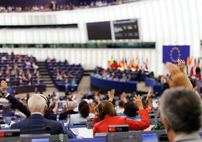 ​Evropský parlament navrhuje zvýšit cíle ohledně podílu udržitelných paliv v letecké dopravě