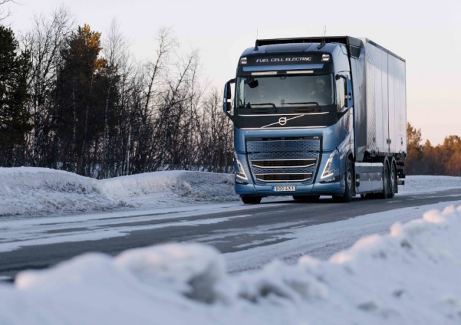 Premiéra: Volvo Trucks testuje elektrická nákladní vozidla na palivové články na veřejných komunikacích