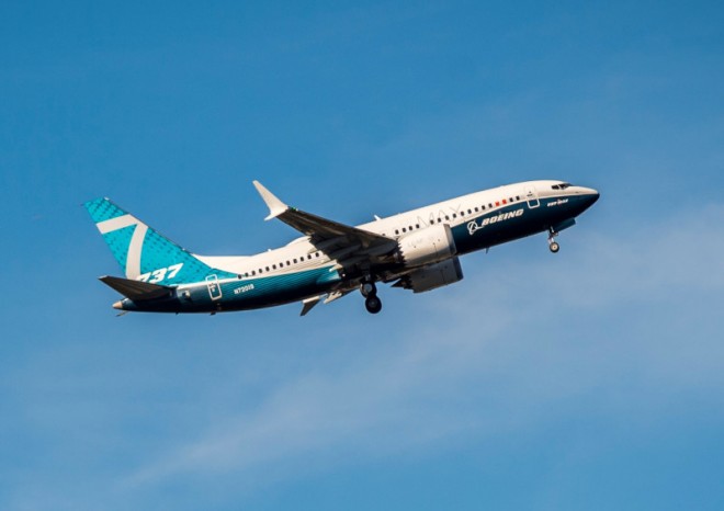 Boeing snížil čtvrtletní ztrátu o polovinu, zhoršil výhled pro letadla 737