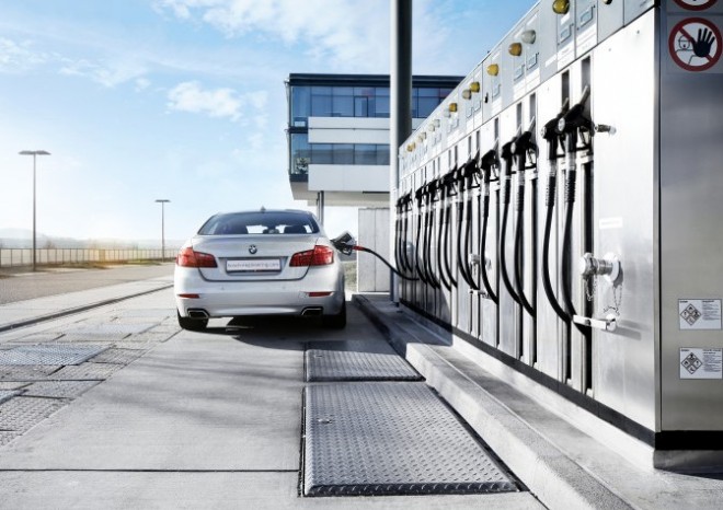 EK navrhuje, že po roce 2035 umožní prodej aut na syntetická paliva