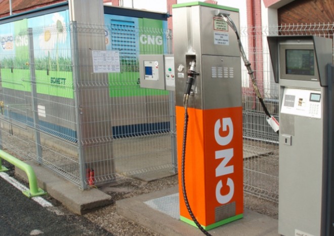 Kilogram CNG někde stojí i 99,90 Kč, s CNG kartou je však plyn nadále levnější než benzín