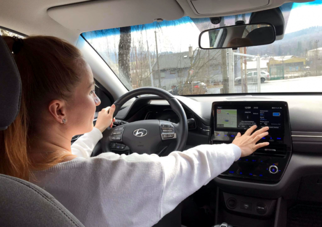 Fyzická tlačítka předčí dotykové obrazovky v nových autech