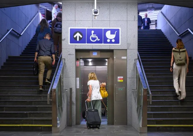 V metru na Nádraží Holešovice DPP vybudoval výtah, stanice je plně bezbariérová