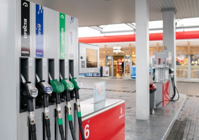 Vláda schválila návrh novely o snížení spotřební daně na naftu a benzin o 1,5 Kč