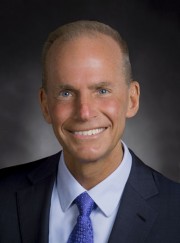 Odvolaný šéf Boeingu Dennis Muilenburg odejde s více než 60 miliony USD