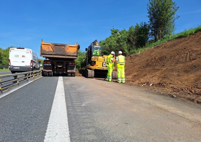 ​ŘSD začalo na dálnici D7 u Prahy s výstavbou nouzových zálivů
