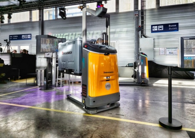 ​Inteligentní automatizace pro aplikace se zdvihem - Jungheinrich uvádí na trh mobilního robota EAC 212a