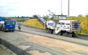 ​Stavbařům silnic začíná chybět materiál, například kamenivo a ocel