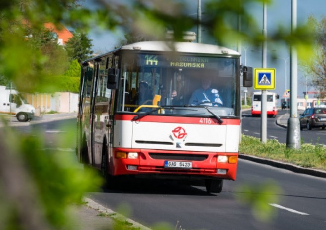 ​DPP se loučí s legendárními karosami, od pátku bude mít jen nízkopodlažní autobusy