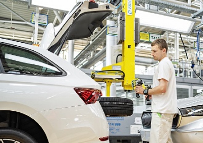 ​Škoda Auto zlepšuje ergonomii na pracovištích
