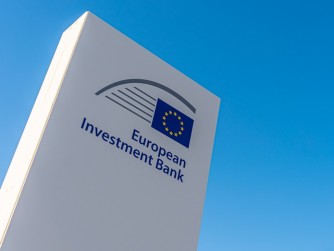 ​Skupina EIB poskytla v ČR v roce 2025 téměř 2 miliardy eur na železniční dopravu, energetické sítě a podporu bydlení