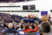 Evropský parlament navrhuje zvýšit cíle ohledně podílu udržitelných paliv v letecké dopravě