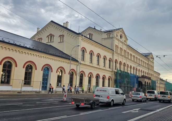 Opravená fasáda teplického nádraží se odhaluje v plné kráse