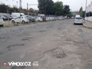 Letošní nejhorší díra roku je na komunikaci v Praze 10