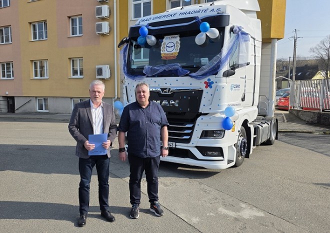 ​Řidič ČSAD Uherské Hradiště překonal hranici tří milionů kilometrů, za volantem v této firmě je už 35 let