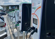 Počet dobíjení elektromobilů v síti ČEZ vzrostl o více než 50 procent