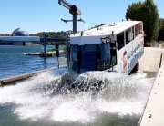 Paříž má novou turistickou atrakci, obojživelné vyhlídkové autobusy