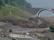 V případu sesuvu půdy na D8 chce soud zadat revizní posudek