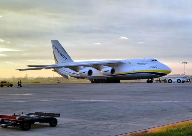 Nákladní Antonov An-124 tankoval na pražském letišti 130 tisíc litrů leteckého paliva MOL