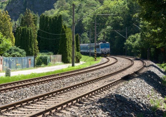 Modernizace trati mezi Karlštejnem a Berounem startuje
