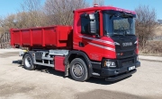 Miroslav Příkopa představuje nový hákový nosič kontejnerů na podvozku Scania