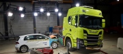 Také elektrická nákladní Scania prochází náročnými nárazovými testy