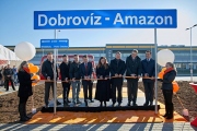 Amazon otevřel v Dobrovízi u Prahy novou železniční zastávku