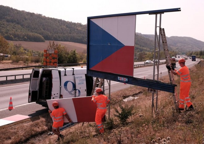 U dálnic a silnic je stále přes 3350 nelegálních billboardů