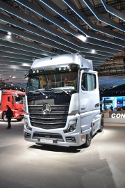 Mercedes-Benz již posedmnácté v řadě dominuje trhu s nákladními vozidly