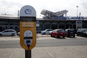 Světová letiště sázejí na elektromobilitu, testují elektrobusy i vozy bez řidiče