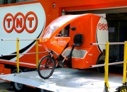 TNT Express zavádí v Bruselu mobilní depo, v Praze pořídí první
elektromobil