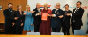 ​Železniční soutěž století je v cílové stanici, páteřní spojení středních Čech a Prahy zajistí na dalších třicet let České dráhy