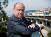 Omezená kapacita dopravní cesty vyžaduje změnu priority vlaků
