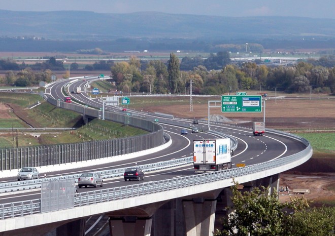 Rychlostní limity v ČR platí čtvrt století, snížily tehdy počty obětí v obcích