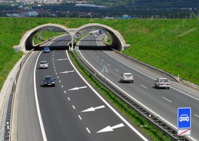 Nové otázky pro autoškoly se zaměřují na dodržování bezpečné vzdálenosti a rizikové situace