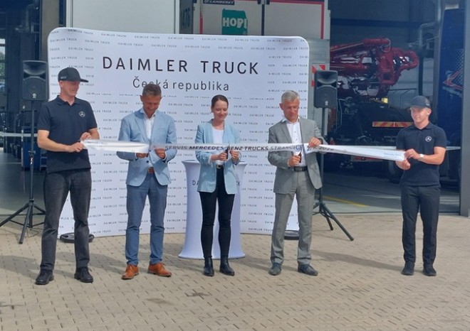​Společnost Mercedes‑Benz Trucks & Bus otevřela slavnostně nové centrum u Strančic na sjezdu z D1
