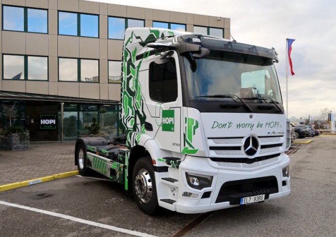 Daimler Truck Česká republika předal tahač návěsů Mercedes-Benz eActros 300 společnosti HOPI