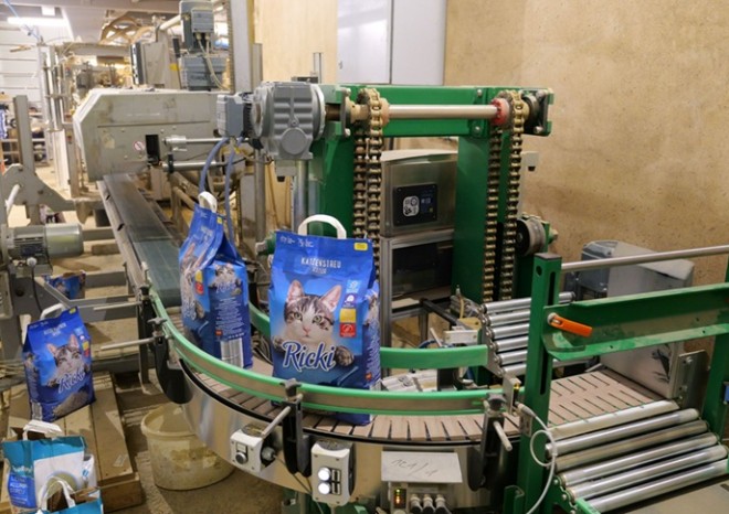 ​Paletizační linka v Keramostu zvládá až 1100 papírových tašek za hodinu